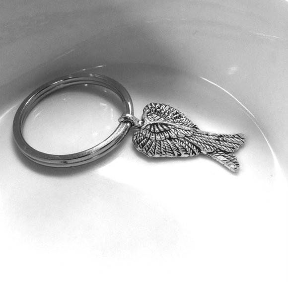 Miniature Angel Wings Charm Keyring Gift Keychain - Picture 3 of 3